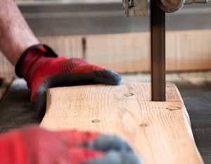 Особенности работы с твердой древесиной (дуб, ясень) на ленточной пиле: выбор полотна и скорости