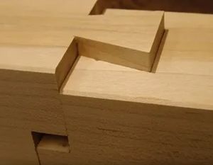 Скрытые клиновые соединения в массиве: расчет угла клина