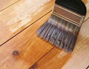 Нанесение полиуретанового лака кистью без пузырей: техника «мокрый по мокрому»