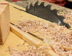 Прямолинейное раскроение доски с естественным искривлением: способы фиксации и пиления