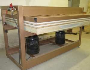 Поведение древесины при обжиме в столярных прессах: толщина, напряжения, компенсация