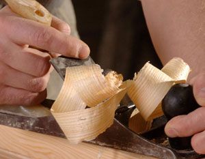 Анализ стружкообразования при резании: как угол заточки и подача влияют на чистоту поверхности