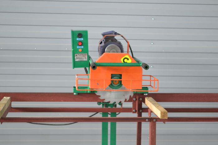 Кромкообрезной однопильный электрический станок Алтаи?-007